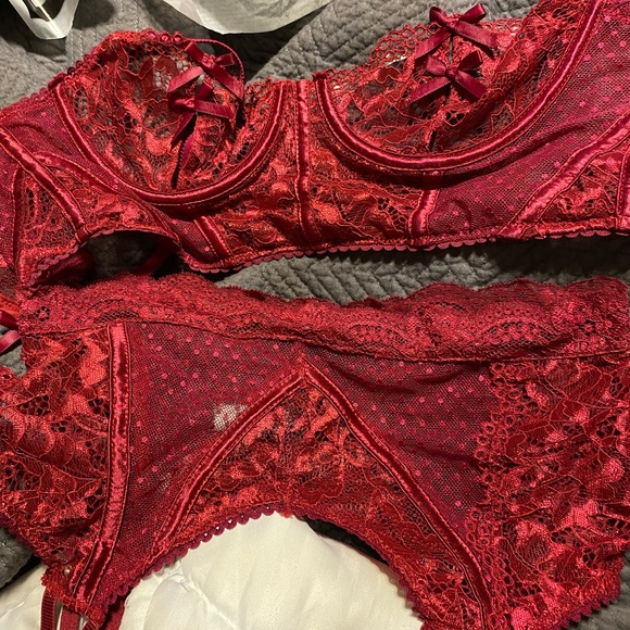 Red Lingerie WITH BRA & GARTER - Picture 3 of 8